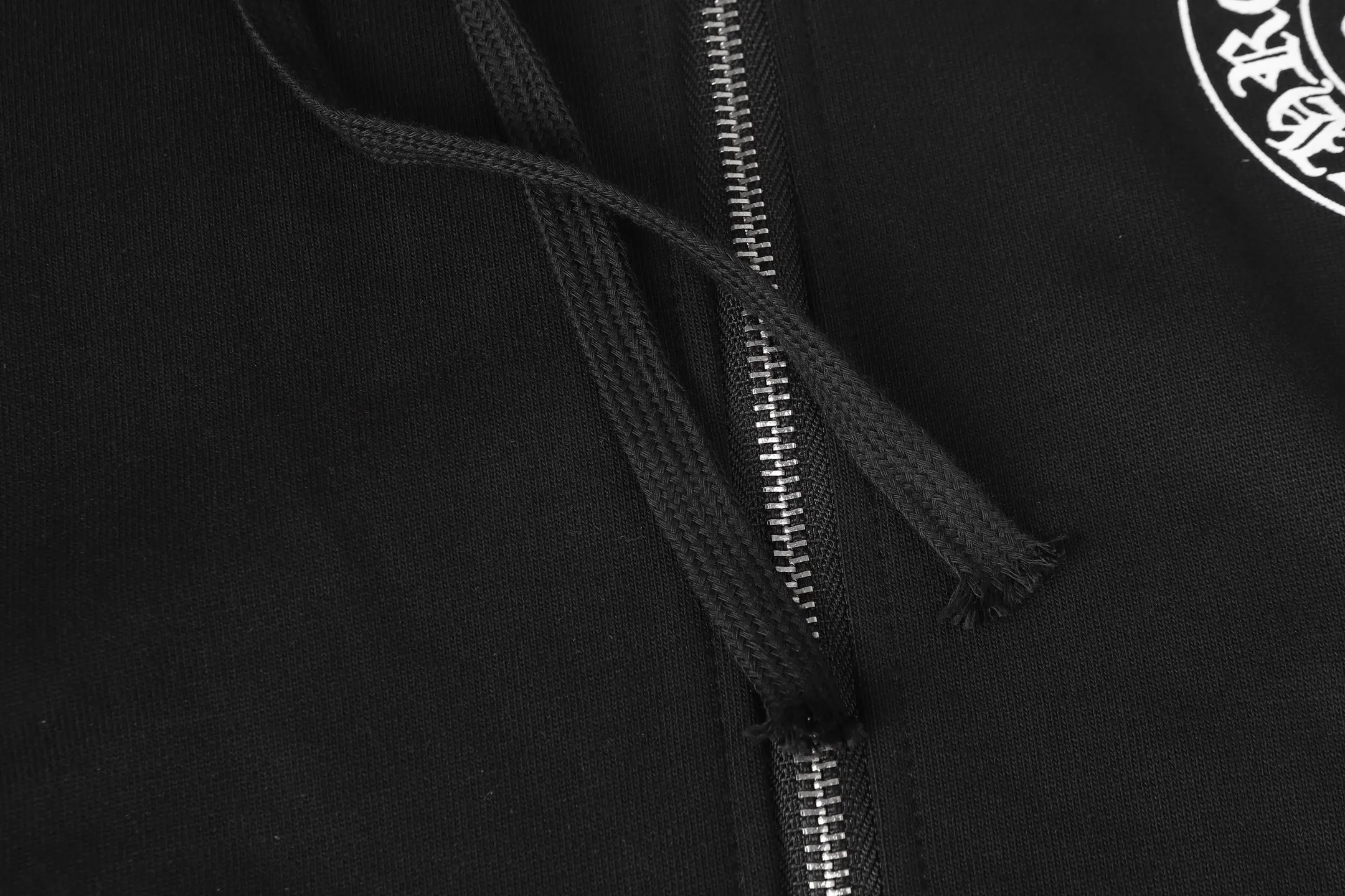 P250 Cross-border model, please do not place an order if you are pursuing quality - Chrome Hearts/Chrome Hearts colorful horseshoe Sanskrit printed zipper sweatshirt cardigan jacket - High weight, high density and high quality. The wool is soft, delicate and skin-friendly. It feels soft and silky. It has excellent warmth and skin-friendly properties. - Custom-woven and dyed, no color difference. No matter the fabric or workmanship details, it beats the ordinary version on the market. - Hardware and zipper accessories are all customized. Full of details. -Colour: black white -Size: S M L XL